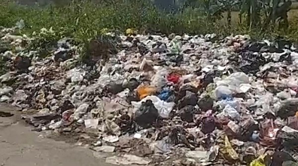 Kuota TPA Habis: Sampah Menumpuk di Jalan Cirengit, Warga Resah dengan Bau Tak Sedap