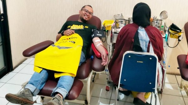 Sambut Hari Donor Darah Sedunia Di Bekasi, Sejumlah Mitra Pengemudi  Maxim Lakukan Donor Darah