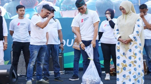 Kang DS Berkaca-kaca Terima Sumbangan Koin dari Relawan Bedas