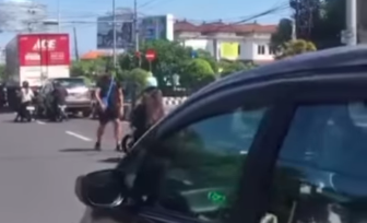 Bule Mengamuk dan Memukul Pengendara di Jalan Imam Bonjol, Bali