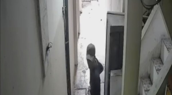 Pencurian Siang Hari, Pelaku Celingak-Celinguk di CCTV