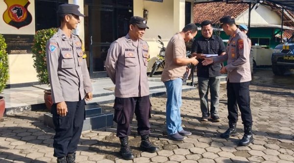 Kapolsek Cikancung Berikan Reward kepada 3 Personil Berprestasi dalam Pengiriman Link Viralisasi