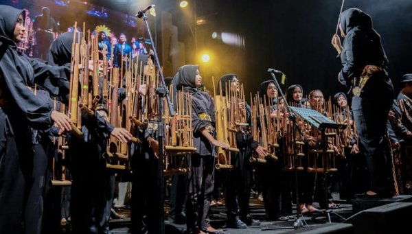Kota Bandung Raih Rekor Baru: Bermain Angklung Nonstop Selama 12 Jam dalam Acara 12 Jam Bandung Ngurulung Angklung