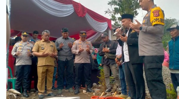 Peletakan Batu Pertama Pembangunan Rumah, Kapolresta Bandung: Gotong-royong dan Berlomba-lomba untuk Berbuat Kebaikan
