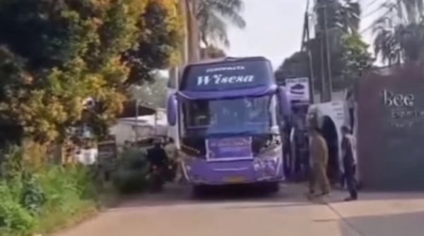 Detik-Detik Guru Berani Hadang dan Pukul Bus ‘Telolet’ di Depan Sekolah: Suara Klakson Mengganggu Ketenangan Murid