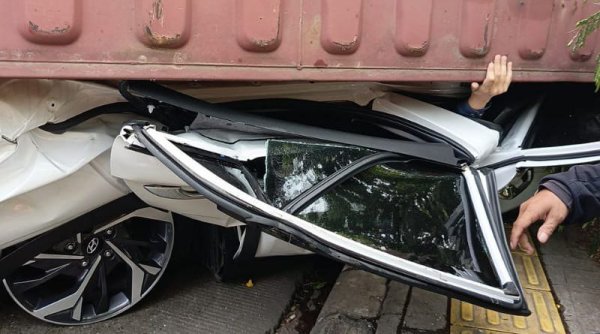 Kecelakaan Mengerikan di Jakarta Utara: Truk Kontainer Terguling Menimpa Mobil, Pengemudi Selamat dengan Luka-Luka