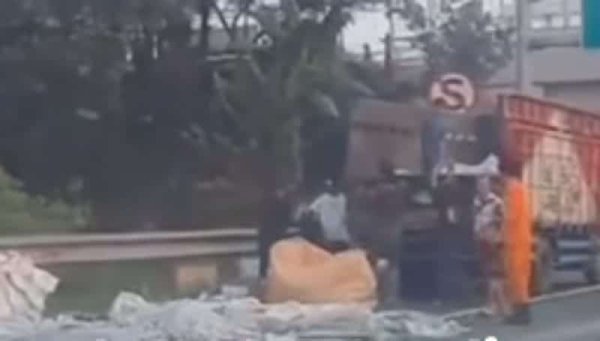 Kecelakaan Truk Pengangkut Limbah Kertas Picu Kemacetan di Tol Baros Cimahi