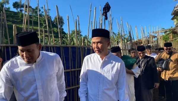 Penjabat Gubernur Jabar Bey Machmudin Salat Iduladha di Kampung Babakan Ampera