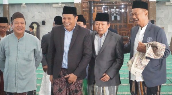 Pemkab Sidoarjo Serahkan Sapi Kurban 1 Ton, H. Subandi Berharap Berkah buat Semua