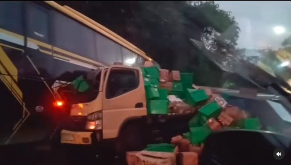 Kecelakaan Mengerikan di Karangkamulyan, Ciamis, Truk Box Bertabrakan dengan Bus Penumpang