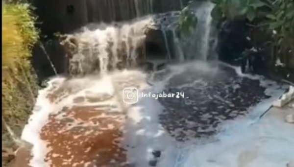 Sungai Cianjur Berubah Merah: Dugaan Pencemaran Darah Hewan Kurban Gegerkan Warga