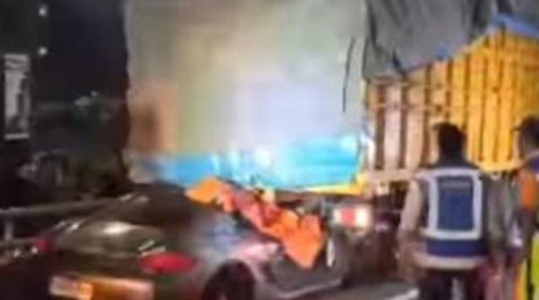 Mobil Porsche Menabrak Truk di Tol Dalam Kota, Pengemudi Meninggal