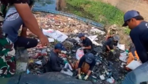 Satgas Citarum Sektor 6 Ubah Sampah Menjadi Paving Block untuk Masyarakat