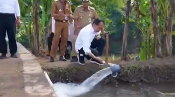 Jokowi Cek Teknis Kerja Pompa Air untuk Atasi Kekeringan