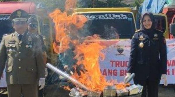 Minuman Keras dan Tembakau Ilegal Senilai Miliaran Rupiah Dimusnahkan di Sumedang