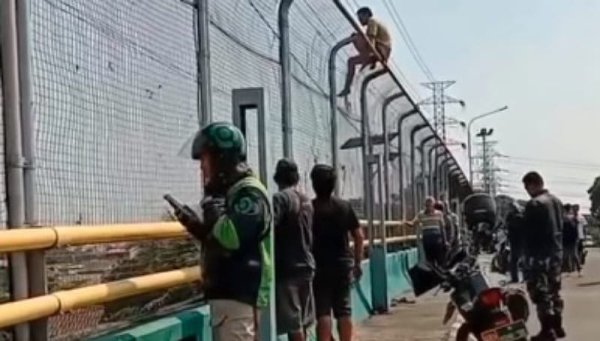 Diduga Ingin Bunuh Diri, Pria Nekat Memanjat Pagar Jembatan Ceger