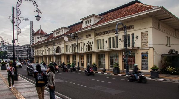 Braga Makin Canggih: Pemkot Bandung Hadirkan Wifi Gratis dan Smart Pole