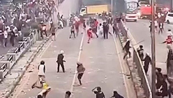 Kericuhan di Bawah Tanah, Tawuran Warga di Pasar Gembrong Menghebohkan