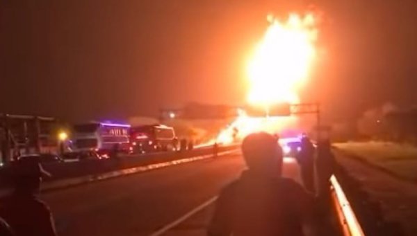 Truk Tangki Milik Pertamina Terbakar di Tol Ngawi-Solo: Kecelakaan Hebat yang Mengguncang