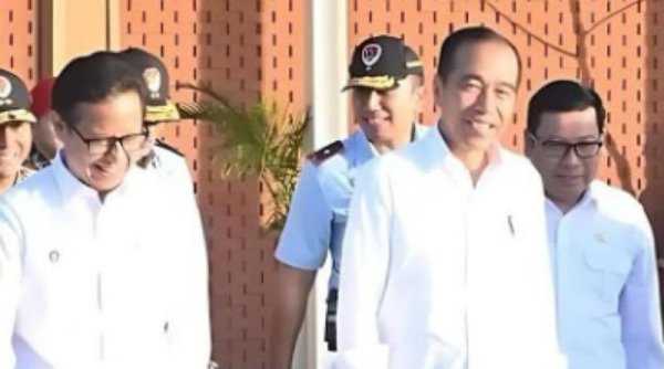 Jokowi Serahkan Bantuan Pompa Air dan Pangan di Kunjungan ke Kalteng