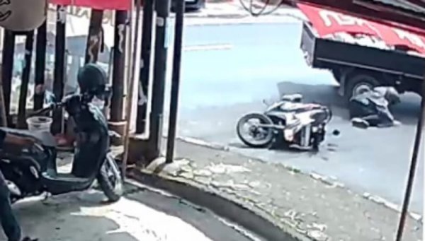 Lakalantas di Jl. Kolonel Masturi, Cimahi Tengah Mengakibatkan Pengendara Motor Terluka