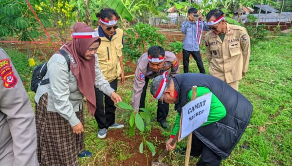 Penanaman Pohon di Nagreg, Camat Enjang Wahyudin: Wujud Kepedulian terhadap Alam dan Lingkungan