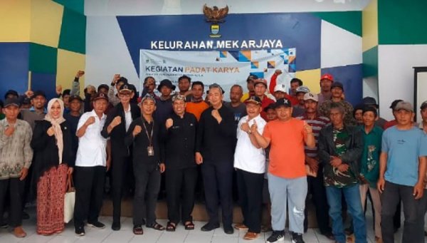 Program Padat Karya di Kelurahan Mekarjaya: Kolaborasi Pemerintah dan Masyarakat untuk Meningkatkan Kesejahteraan dan Infrastruktur Lokal