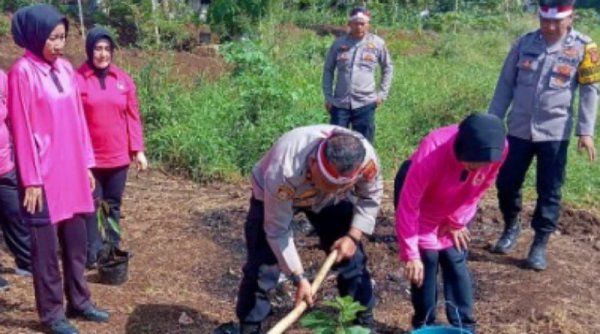 Polsek Baleendah Polresta Bandung Melakukan Penghijauan di Bantaran Sungai Citarum
