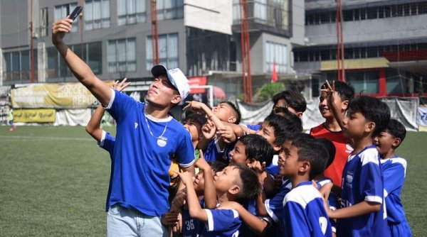 Ferdiansyah Meriahkan Pembukaan Festival Akademi PERSIB di Bandung