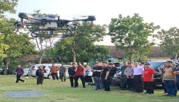 Bupati Kediri Serahkan Bantuan 5 Drone Pertanian dan Alat Pompa untuk Petani Desa Pandansari