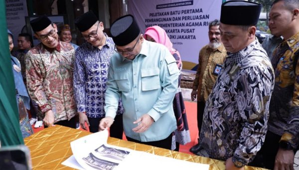 Menteri Agama Yaqut Cholil Qoumas Melakukan Peletakan Batu Pertama Pembangunan Masjid Kementerian Agama