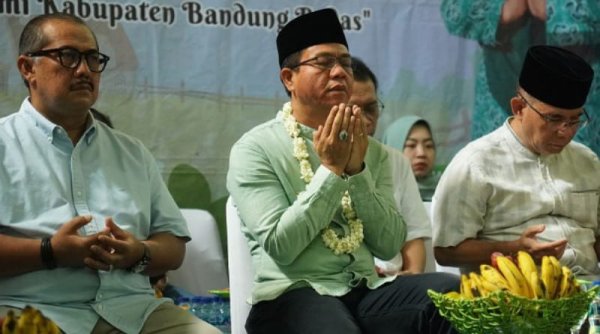 Bupati Bandung Dadang Supriatna Disambut Antusias Para Siswa SD Saat Kunjungan Kerja ke Desa Jatisari