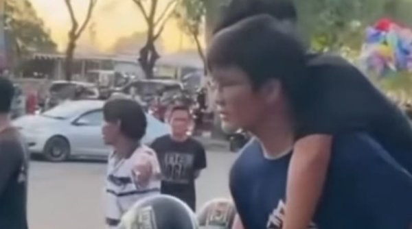 Pegawai Mie Ayam Bakso Bray Dianiaya oleh Debt Collector di Pasar Kemis