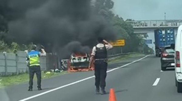 Insiden Kebakaran Mobil di Tol Cipularang: Lalu Lintas Kembali Lancar