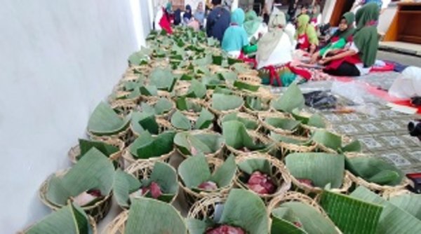 Pertahankan Tradisi, Masjid Agung Sumedang Gunakan Bongsang untuk Kemas Daging Kurban