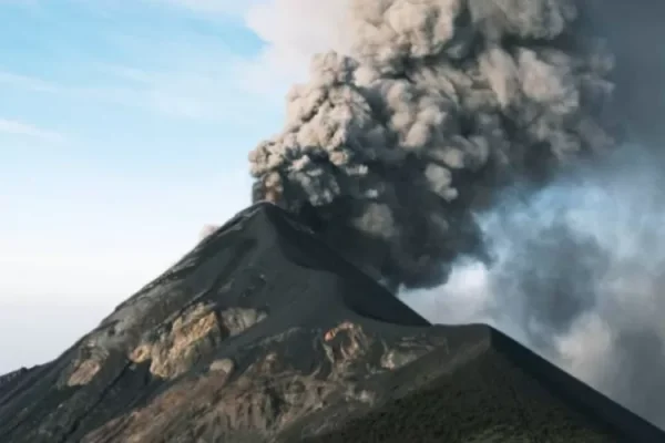 Gunung Ibu Memuntahkan Abu Vulkanik Tertiup Hingga Pengungsian Warga