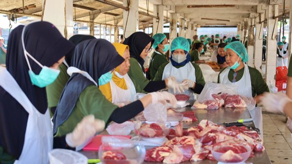 Wali Kota Eri Serahkan Puluhan Hewan Kurban ke RPH Surabaya Untuk Warga