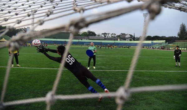 16 Penjaga Gawang Akademi PERSIB Bandung Jalani Latihan Bersama Pelatih Kiper Luizinho Passos