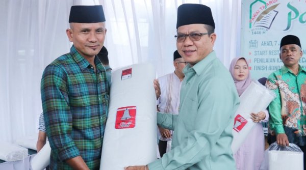 Kang DS Serahkan Bantuan Kain Kafan ke Kepala Desa di Cicalengka dan Nagreg