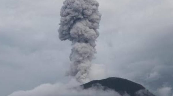 Gunung Ibu di Halmahera Barat, Maluku Utara, Masih Terus Erupsi