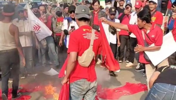 Pekerja J&T Ekspress Gelar Unjuk Rasa Tuntut Hentikan Pemotongan Upah dan PHK Sepihak di Jakarta Utara