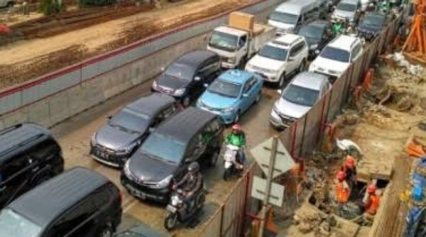 Proyek Galian di Jalan HR Rasuna Said Sebabkan Kemacetan Parah di Kuningan