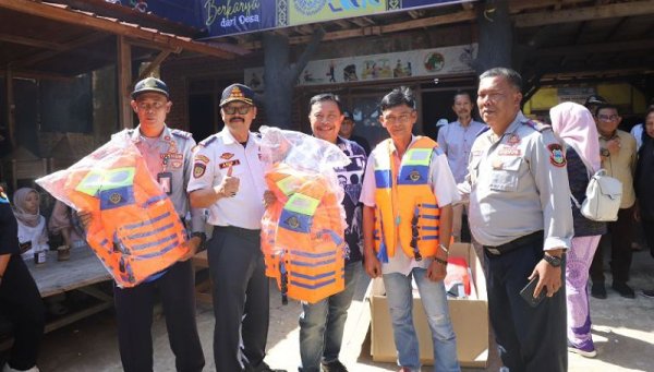 Pj Bupati Garut Serahkan Bantuan Alat Melaut dari KKP kepada Nelayan Korban Banjir Rob