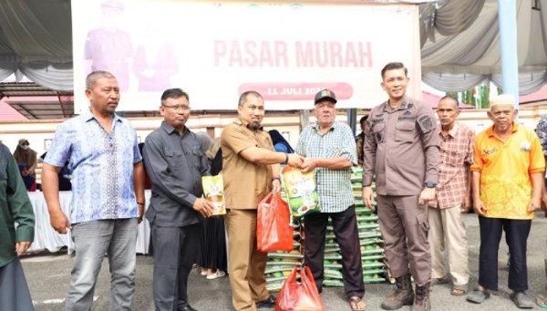 Pj Bupati Aceh Besar Buka Pasar Murah, Perkuat Solidaritas Sosial di Hari Bhakti Adhyaksa