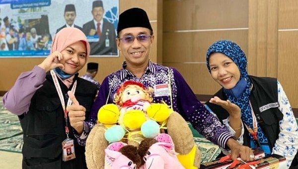 Kepulangan Penuh Suka Cita Muhamad Rudianto: Membawa Sejuta Kenangan dan Oleh-oleh dari Tanah Suci