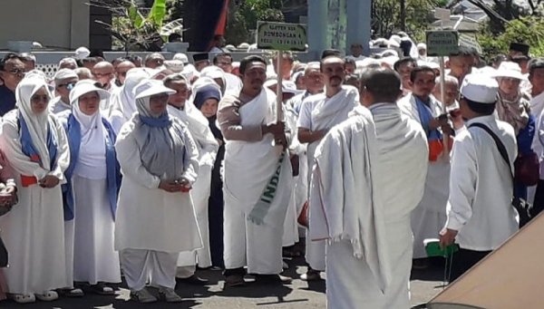 Kepulangan Jemaah Haji Kloter 23 Kabupaten Sumedang Disambut Hangat Keluarga