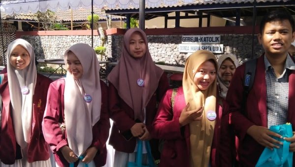 Ribuan Umat Buddha dan Peziarah Padati Candi Mendut di Tengah Terik Matahari