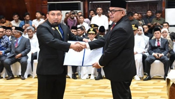Pj Gubernur Aceh Serahkan SK Perpanjangan Masa Tugas Pj Bupati Aceh Besar dan Aceh Utara di Anjong Mon Mata