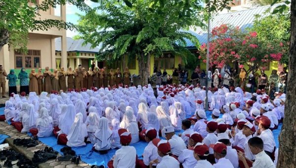 Plt Camat Peukan Bada Apresiasi Program MPLS di SDN 1 Peukan Bada