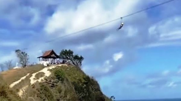 Wahana Flying Fox Ilegal di Nusa Penida Bikin Heboh, Turis Tersangkut hingga 3 Menit!